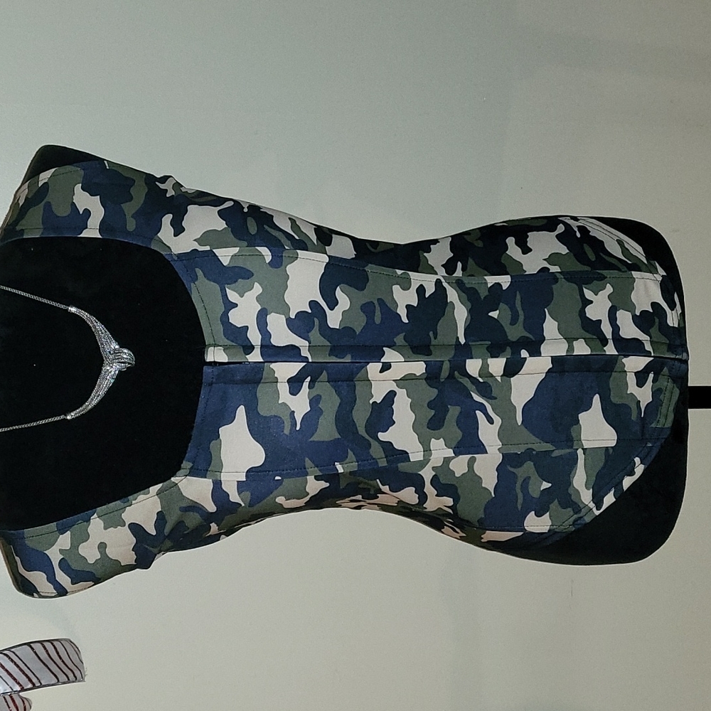 Camo  bustier .very cool and sexy with  metal hooks  up front